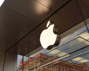 Russian ministry bans employees from using iPhones for work